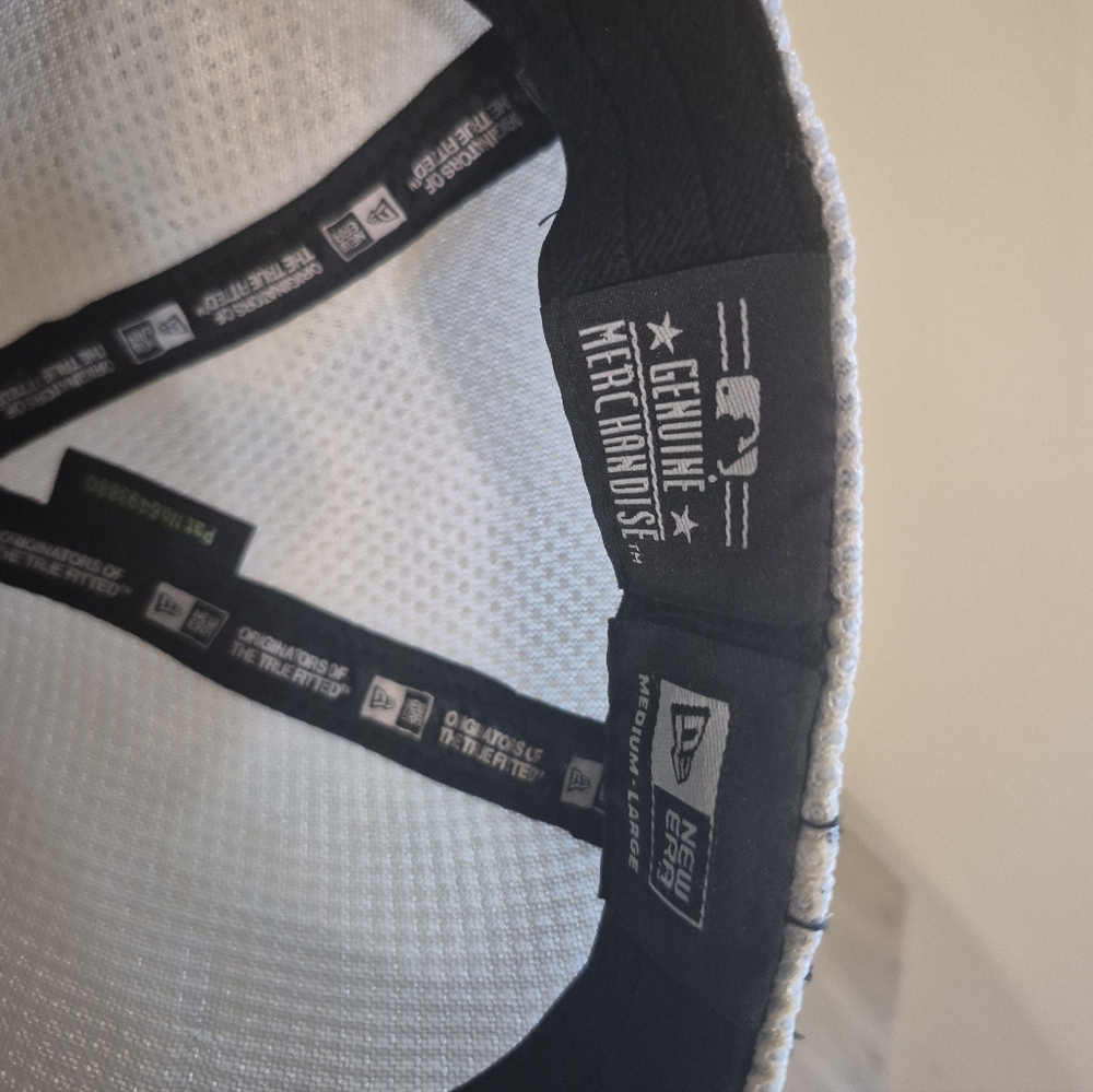 New Era Black and White Houston Astros Cap Signature Players. - Picture 6 of 6